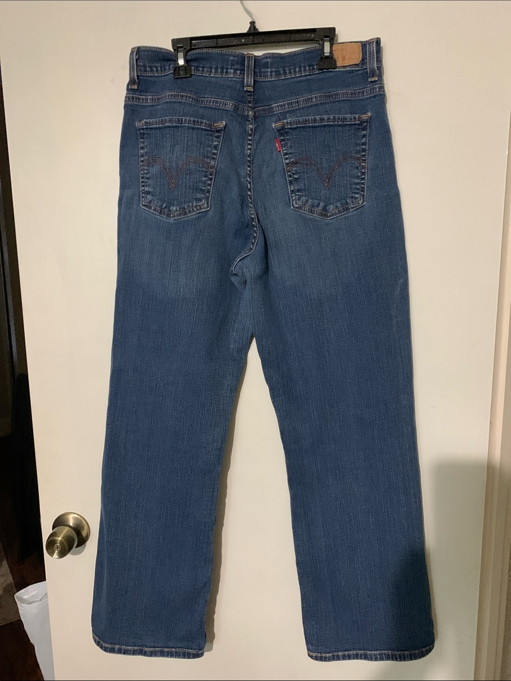 Levi's Classic Wide-Leg Jeans in Medium Blue Denim. 512 Bootcut - Picture 4 of 6